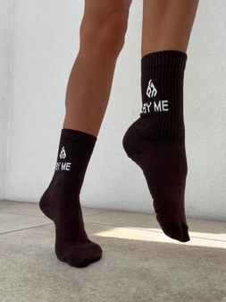 Skarpetki By Me – czekoladowe z białym logo