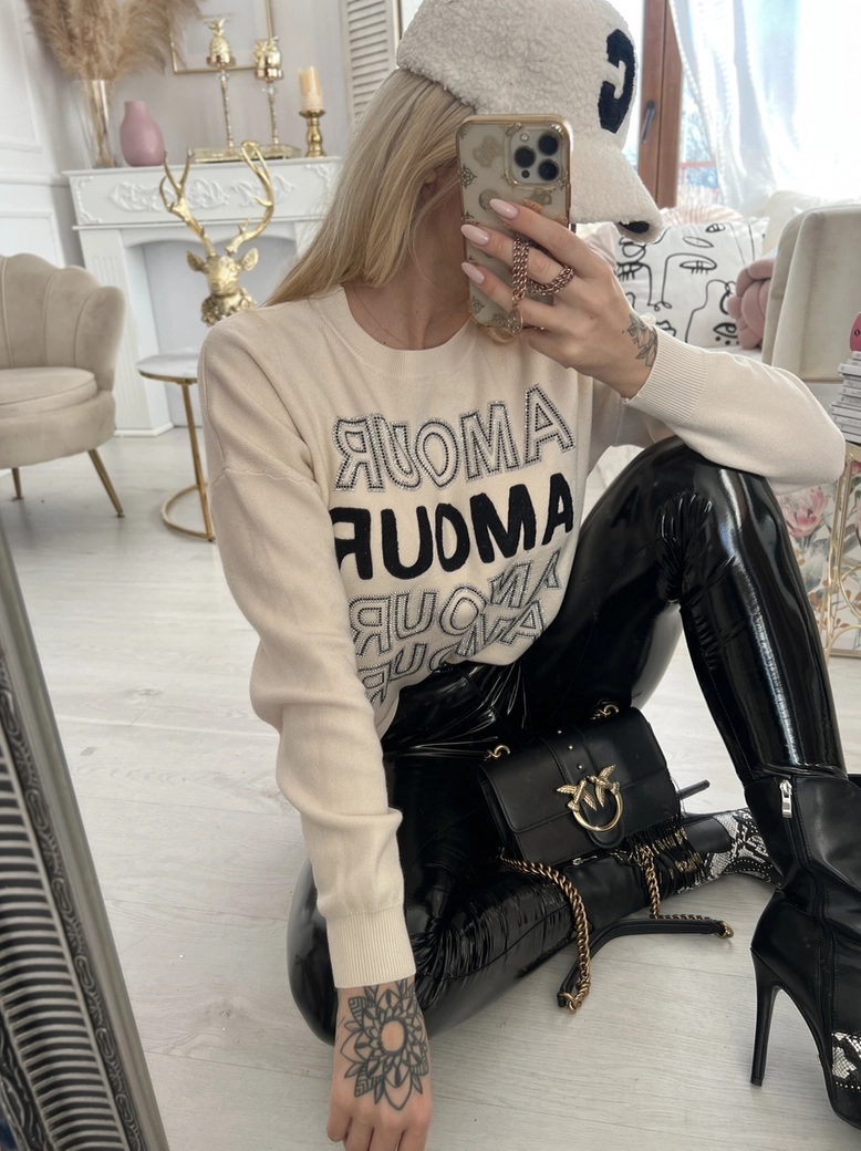 Sweter oversize beżowy z napisami Amour E240
