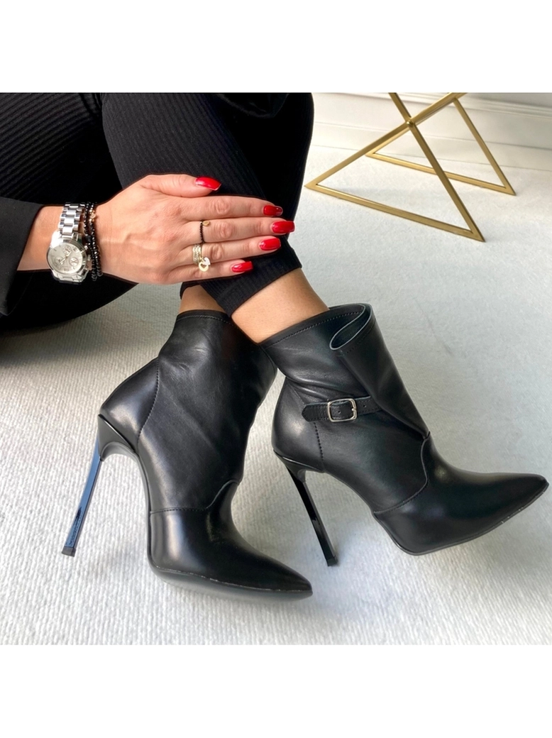 Botki na szpilce czarne z klamerką i szeroką cholewką I476