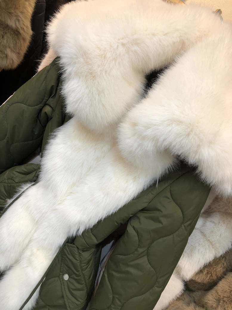 Płaszcz taliowany pikowany z ozdobnym futerkiem khaki H273