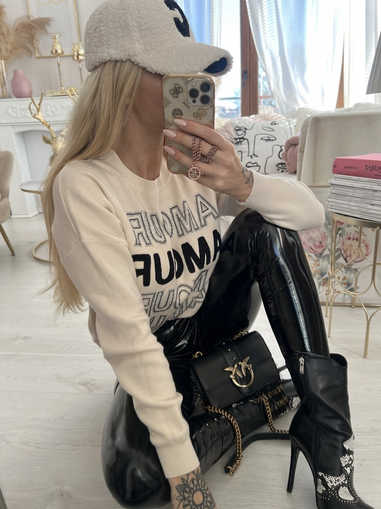 Sweter oversize beżowy z napisami Amour E240