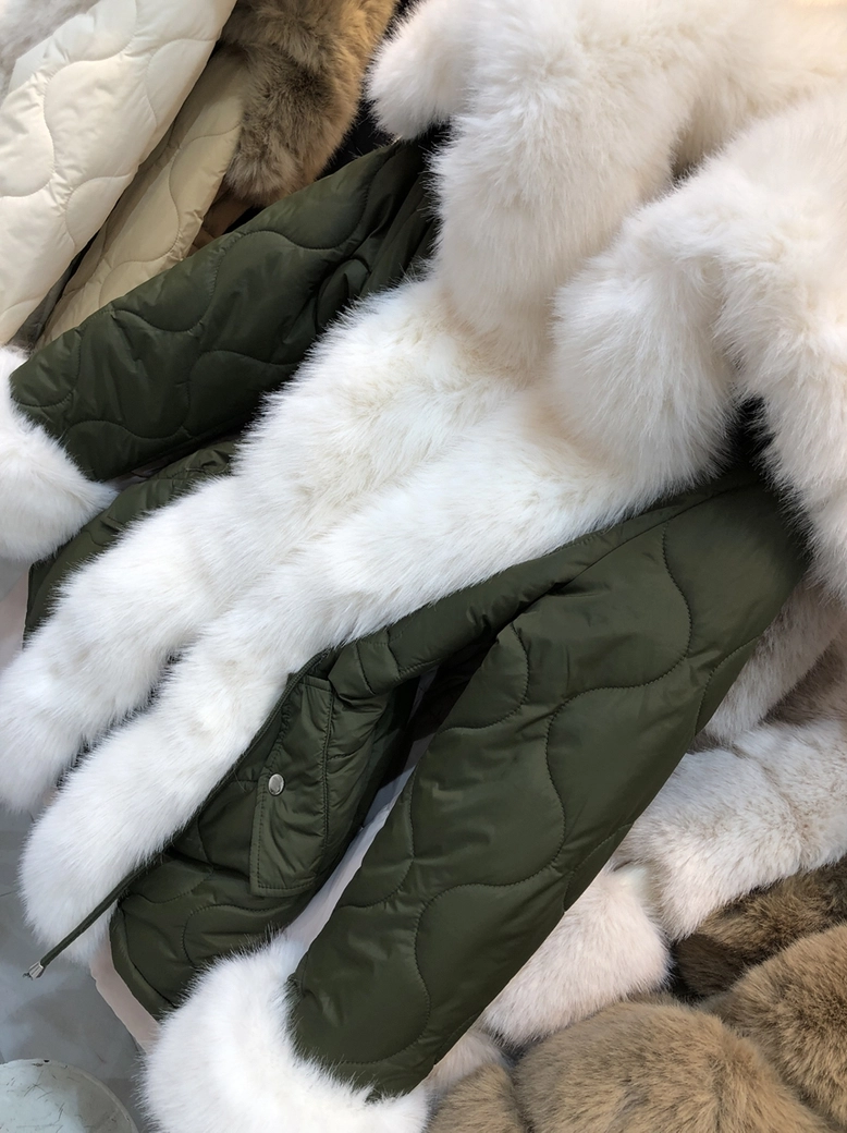 Płaszcz taliowany pikowany z ozdobnym futerkiem khaki H273