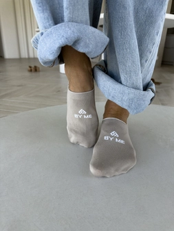 Mikrostopki By Me – beżowe z białym logo DOSTĘPNE OD 30.06.2025r.