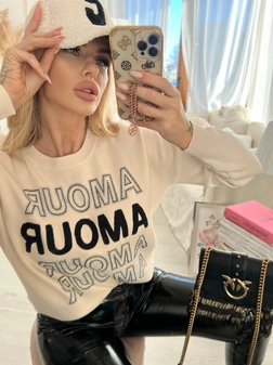 Sweter oversize beżowy z napisami Amour E240