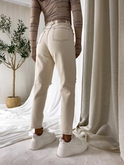 Jeansy MOM FIT HOLES – jasny beż