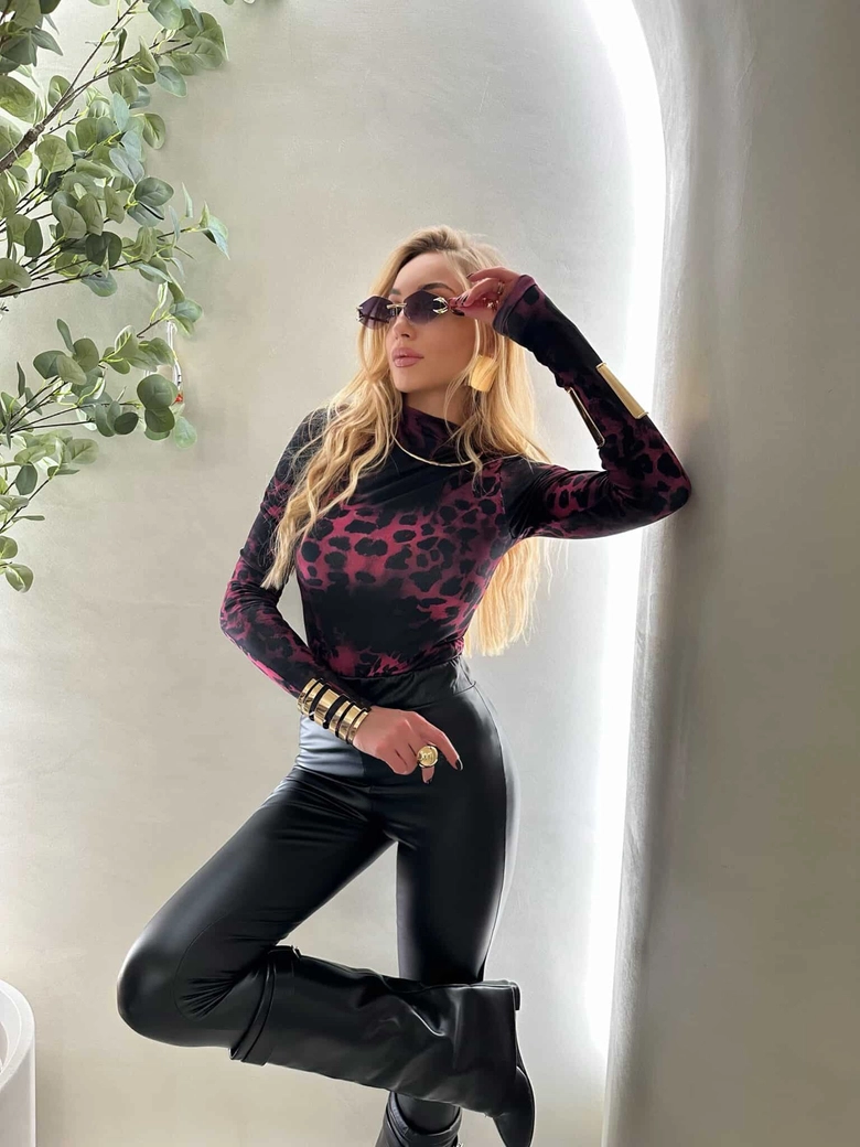 Bluzka SKIN print pantera – czarno-fuksja