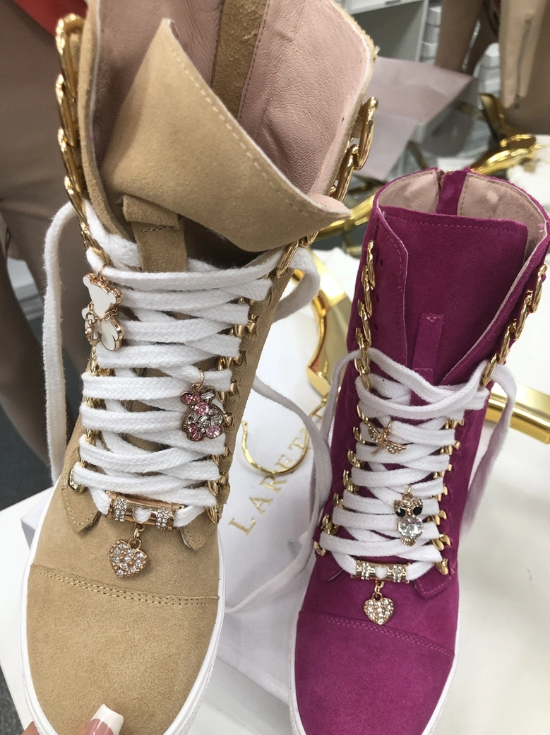 Sneakersy beżowe skórzane ze złotym łańcuszkiem I548