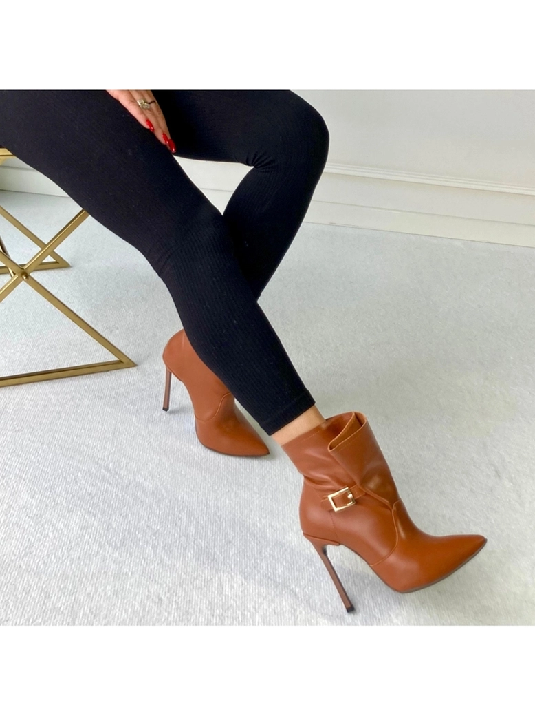 Botki na szpilce karmelowe z klamerką i szeroką cholewką I475