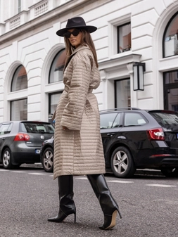 Płaszcz pikowany z paskiem beżowy Muray H17065