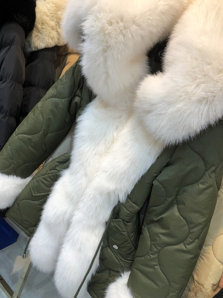 Płaszcz taliowany pikowany z ozdobnym futerkiem khaki H273