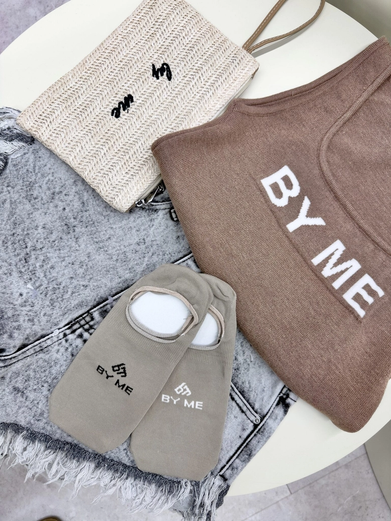 Mikrostopki By Me – beżowe z białym logo DOSTĘPNE OD 30.06.2025r.