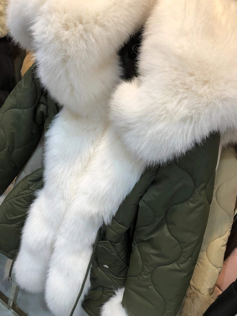 Płaszcz taliowany pikowany z ozdobnym futerkiem khaki H273