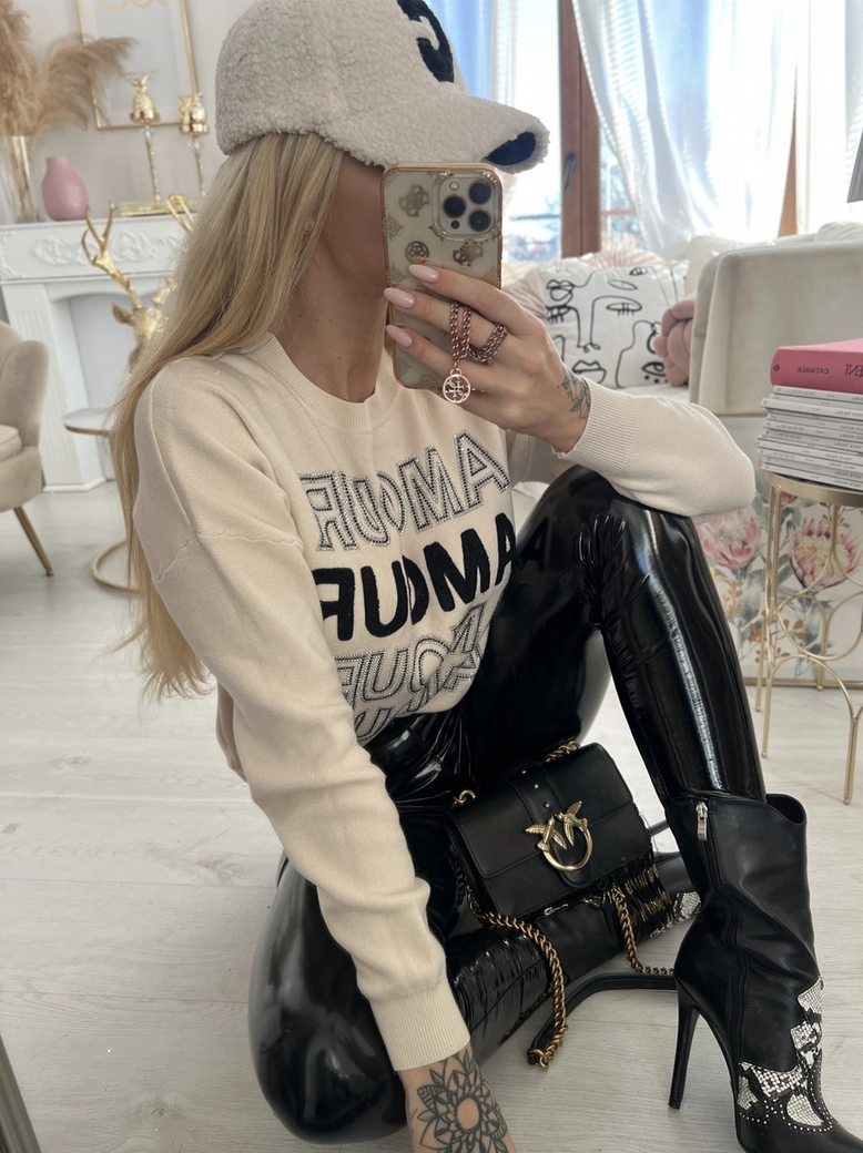 Sweter oversize beżowy z napisami Amour E240