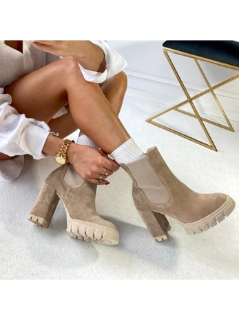 Botki zamszowe na słupku beżowe z wstawką I471