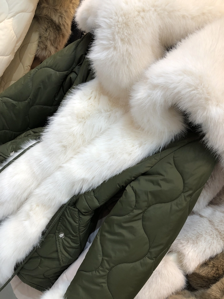 Płaszcz taliowany pikowany z ozdobnym futerkiem khaki H273