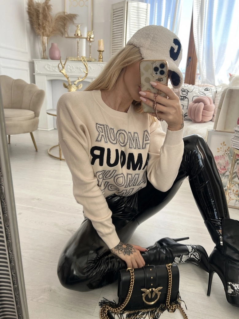 Sweter oversize beżowy z napisami Amour E240