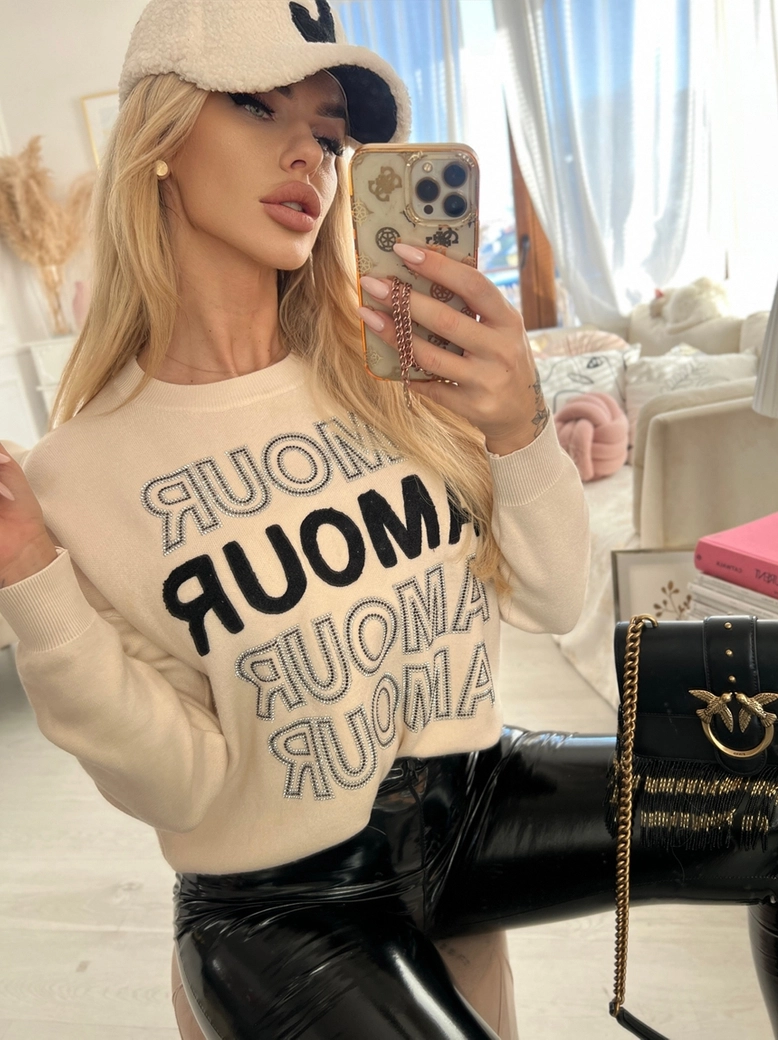 Sweter oversize beżowy z napisami Amour E240