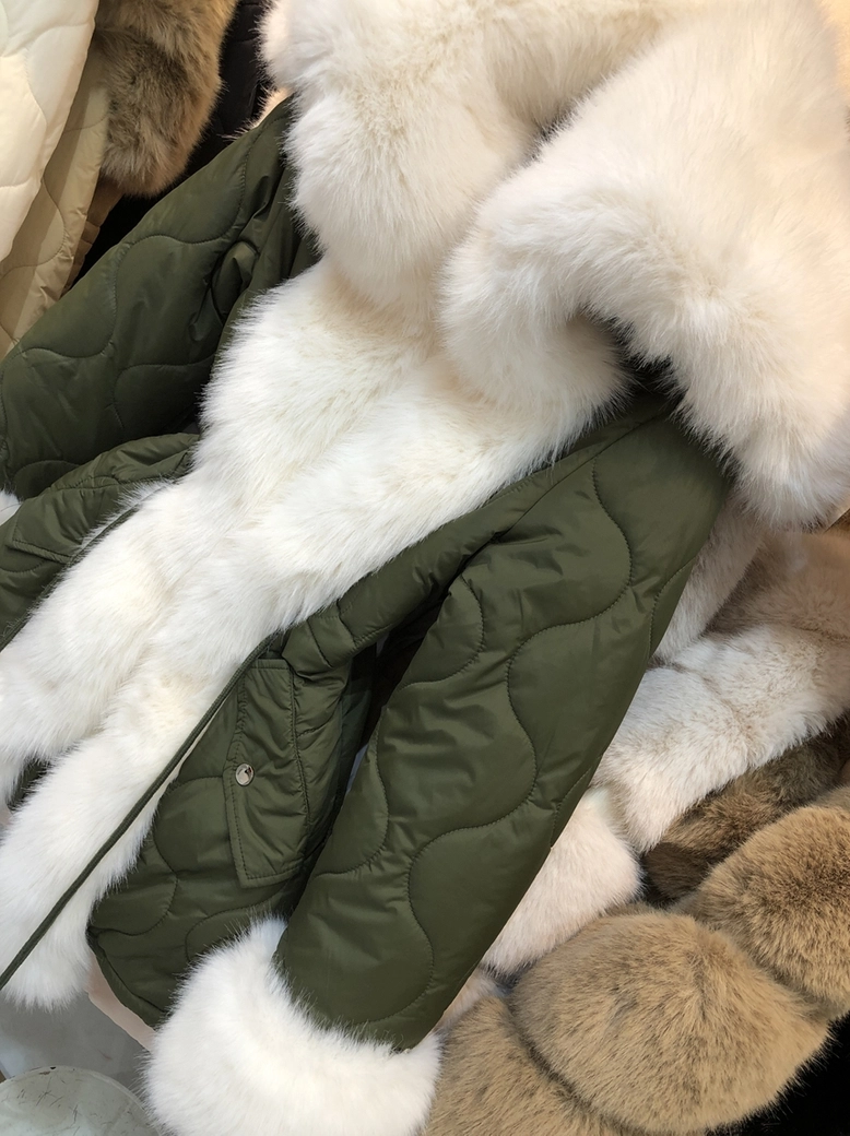 Płaszcz taliowany pikowany z ozdobnym futerkiem khaki H273