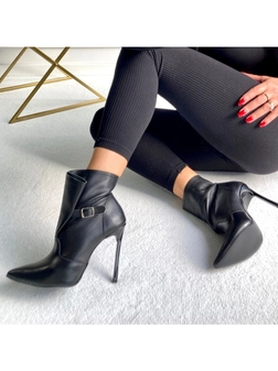 Botki na szpilce czarne z klamerką i szeroką cholewką I476