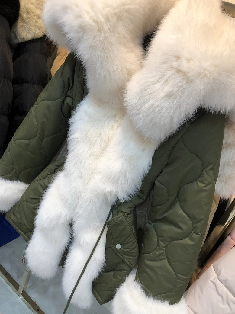 Płaszcz taliowany pikowany z ozdobnym futerkiem khaki H273