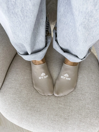 Mikrostopki By Me – beżowe z białym logo DOSTĘPNE OD 30.06.2025r.