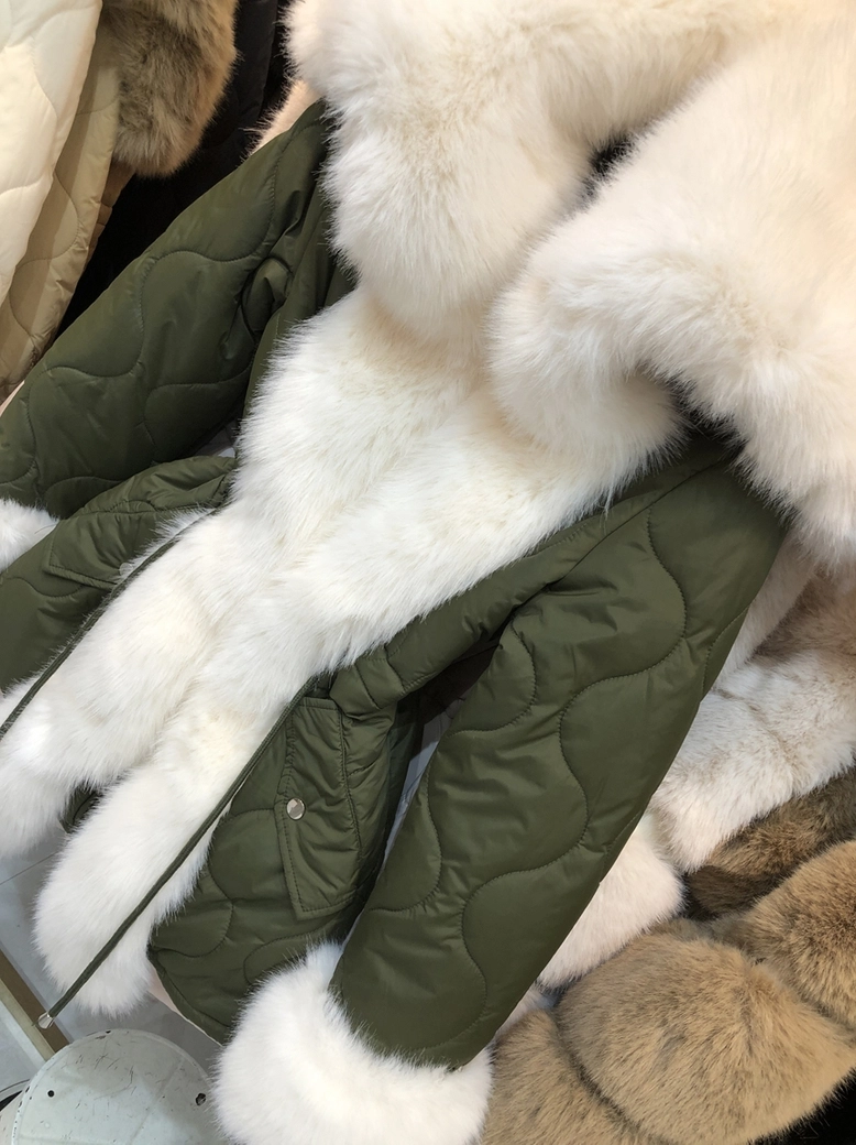 Płaszcz taliowany pikowany z ozdobnym futerkiem khaki H273