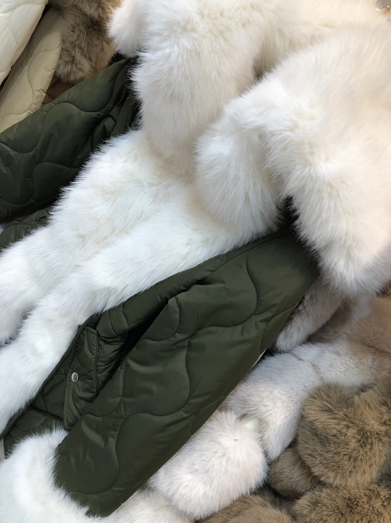 Płaszcz taliowany pikowany z ozdobnym futerkiem khaki H273