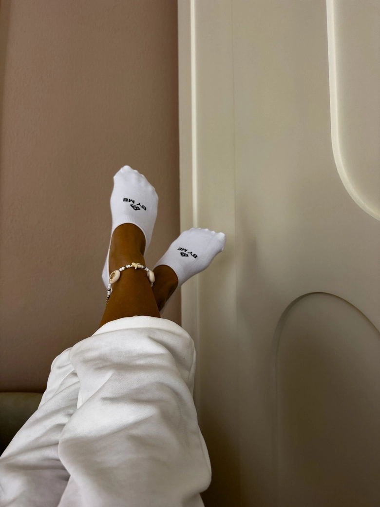 Mikrostopki By Me – białe z czarnym logo