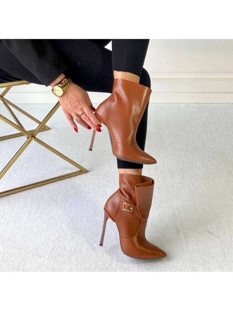 Botki na szpilce karmelowe z klamerką i szeroką cholewką I475