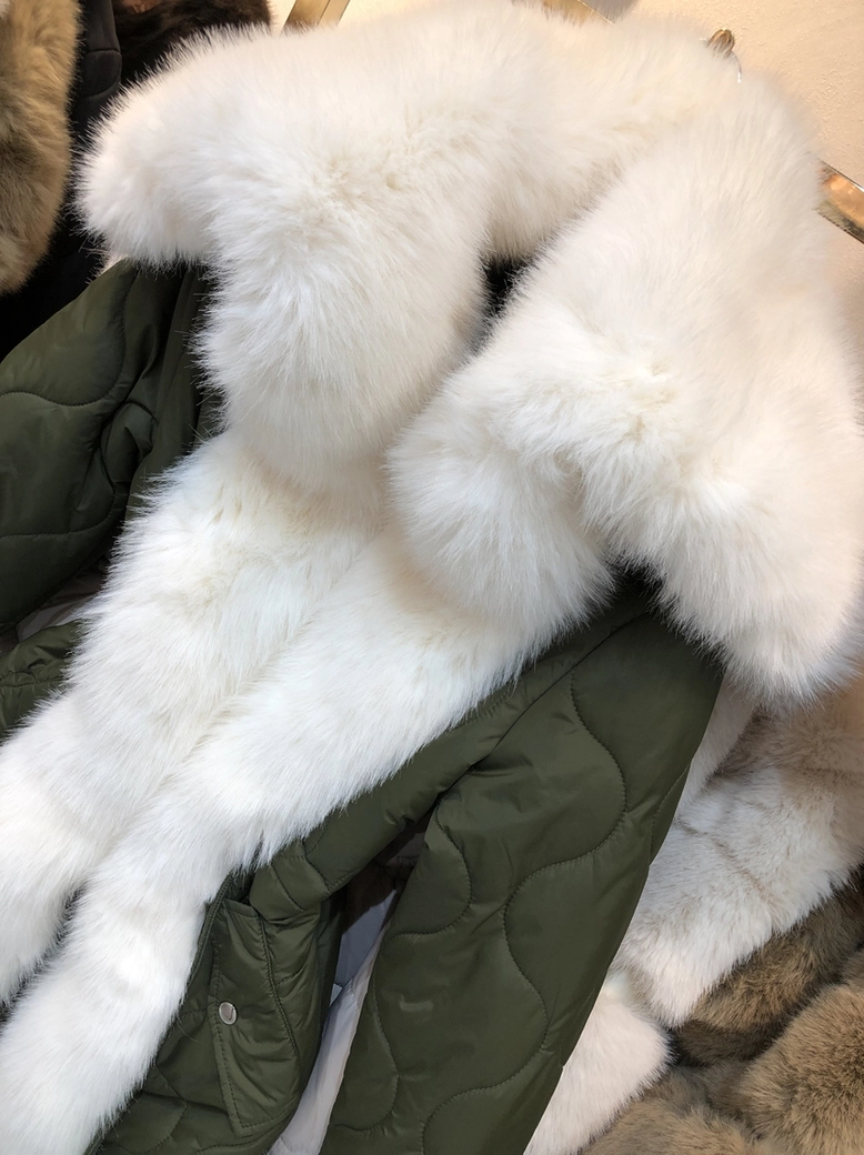 Płaszcz taliowany pikowany z ozdobnym futerkiem khaki H273