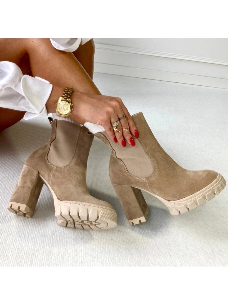 Botki zamszowe na słupku beżowe z wstawką I471