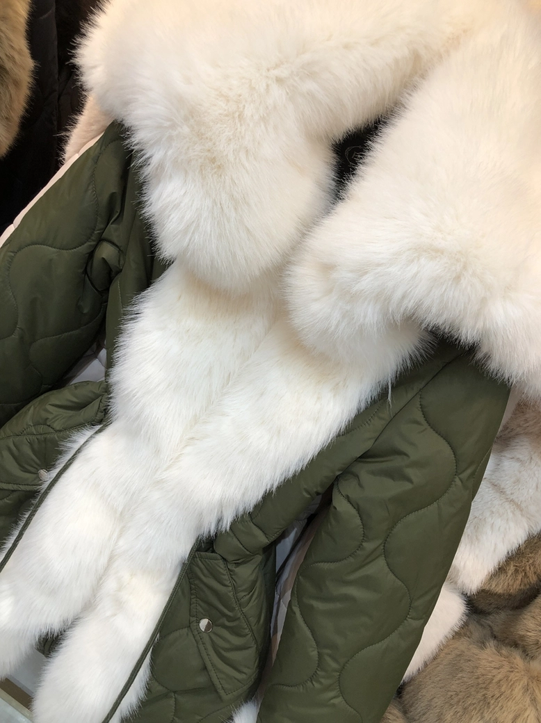 Płaszcz taliowany pikowany z ozdobnym futerkiem khaki H273