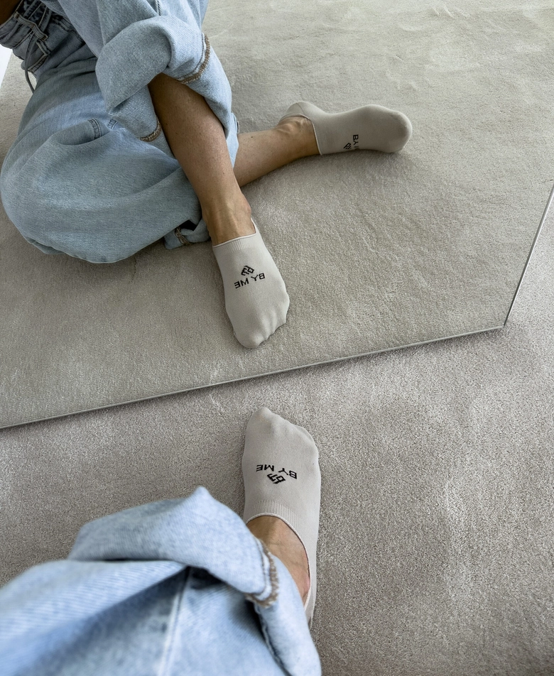 Mikrostopki By Me – beżowe z czarnym logo DOSTĘPNE OD 30.06.2025r.