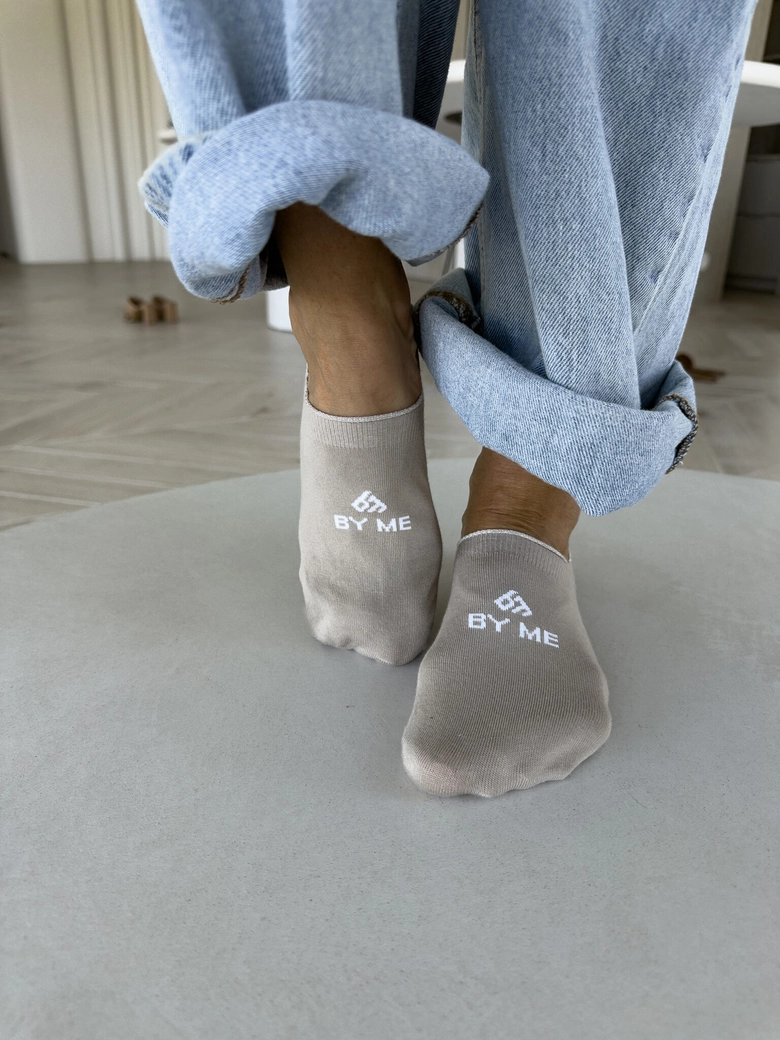 Mikrostopki By Me – beżowe z białym logo DOSTĘPNE OD 30.06.2025r.