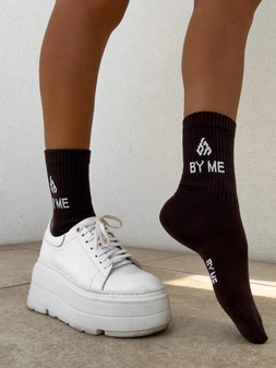 Skarpetki By Me – czekoladowe z białym logo