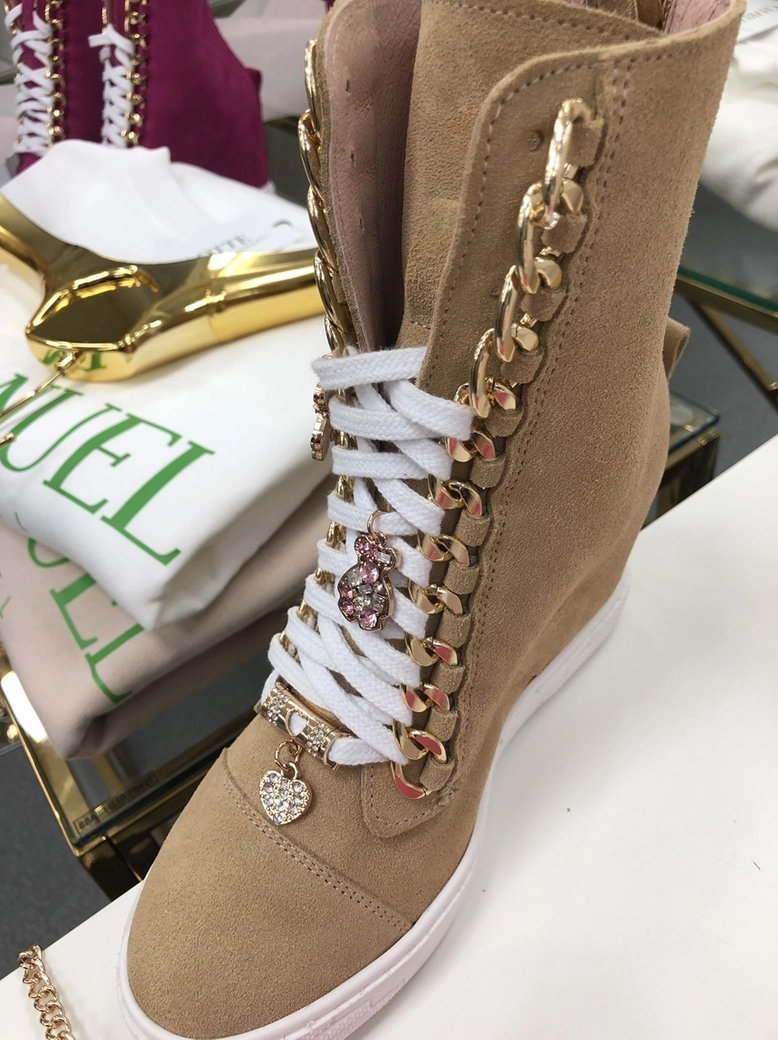 Sneakersy beżowe skórzane ze złotym łańcuszkiem I548