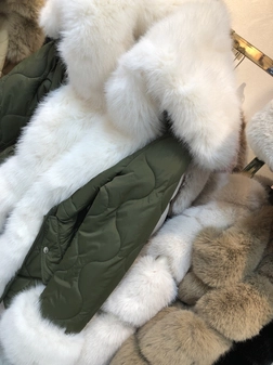 Płaszcz taliowany pikowany z ozdobnym futerkiem khaki H273