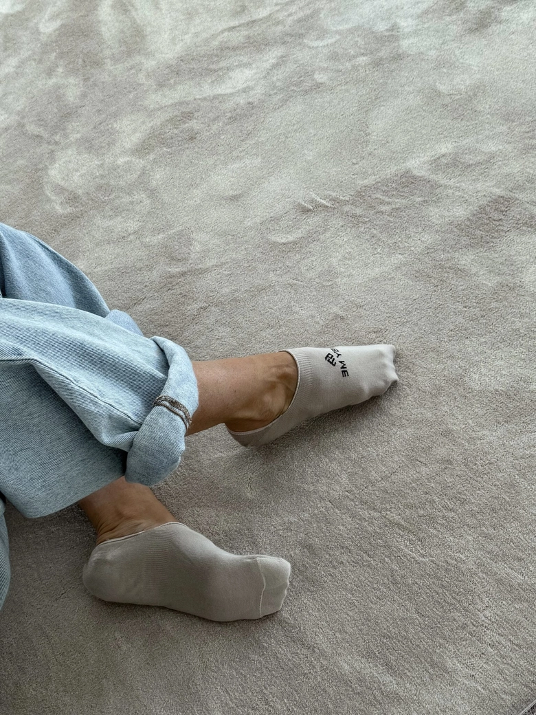 Mikrostopki By Me – beżowe z czarnym logo DOSTĘPNE OD 30.06.2025r.