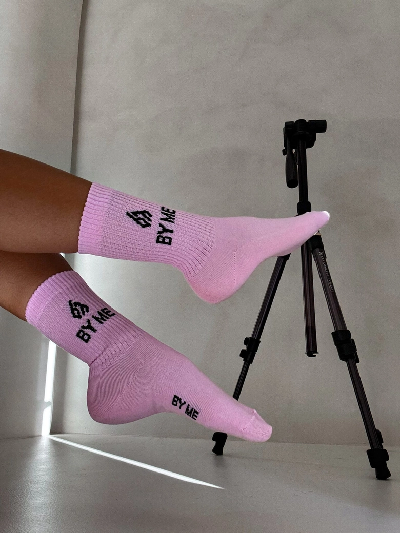 Skarpetki By Me – różowe z czarnym logo