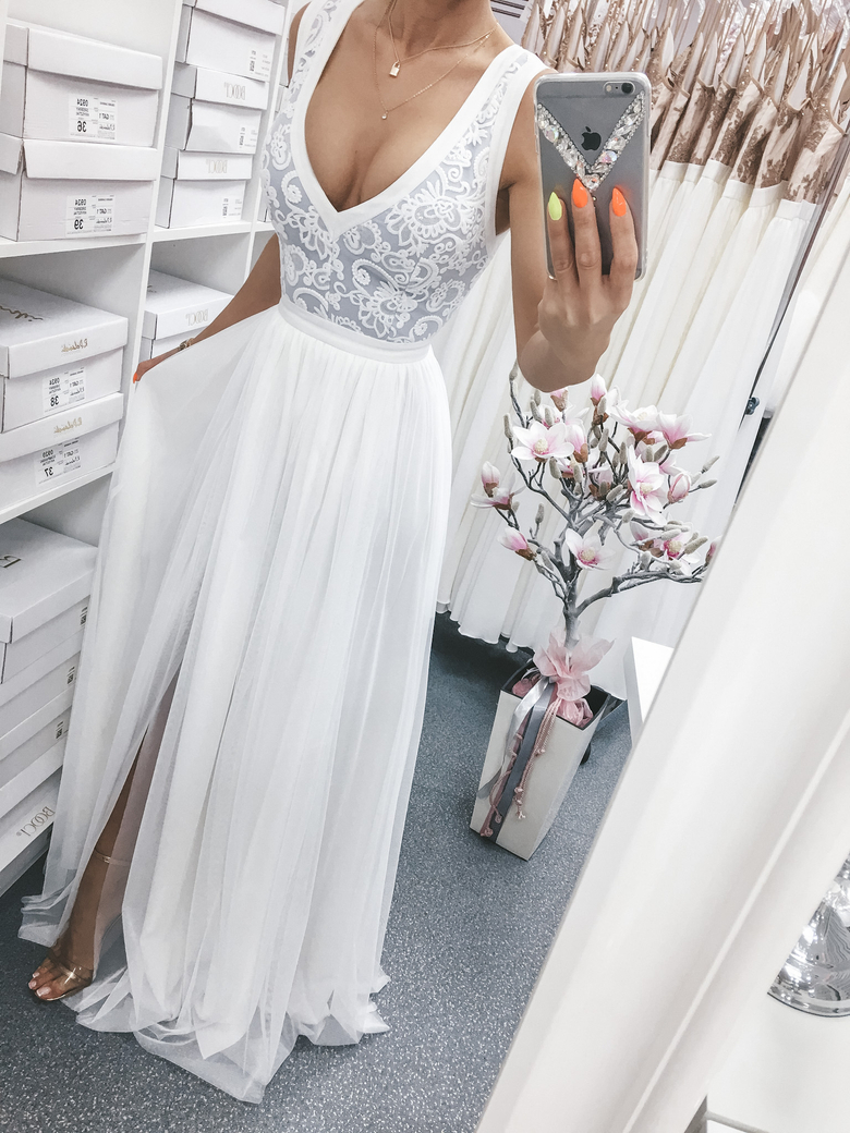 Długa suknia tiulowa z haftem biało szara A1059