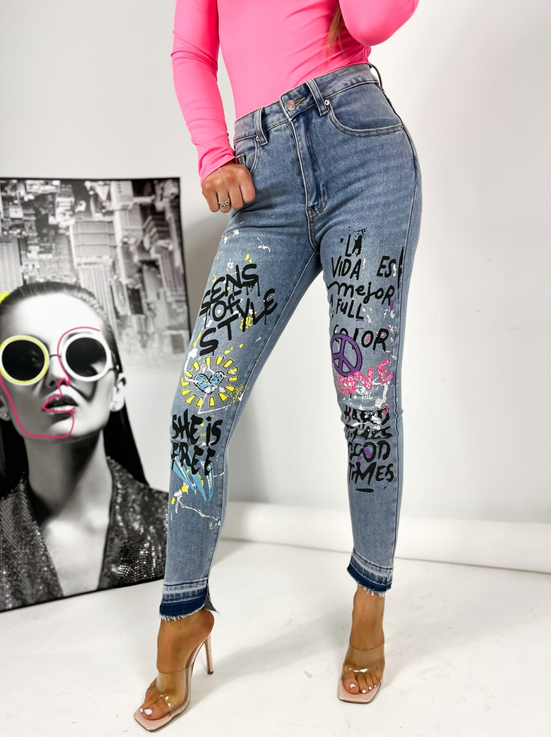 Spodnie jeansowe z ozdobnymi wzorami i napisami Marry T278