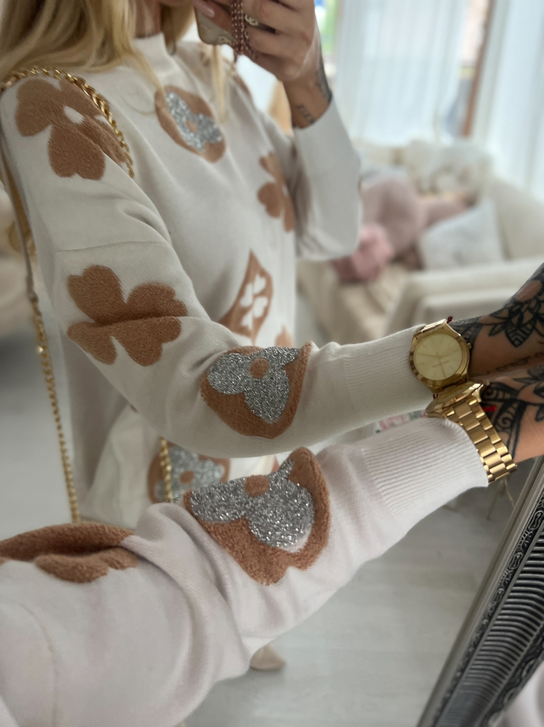 Sweter ecru w beżowe wzory Silver E225