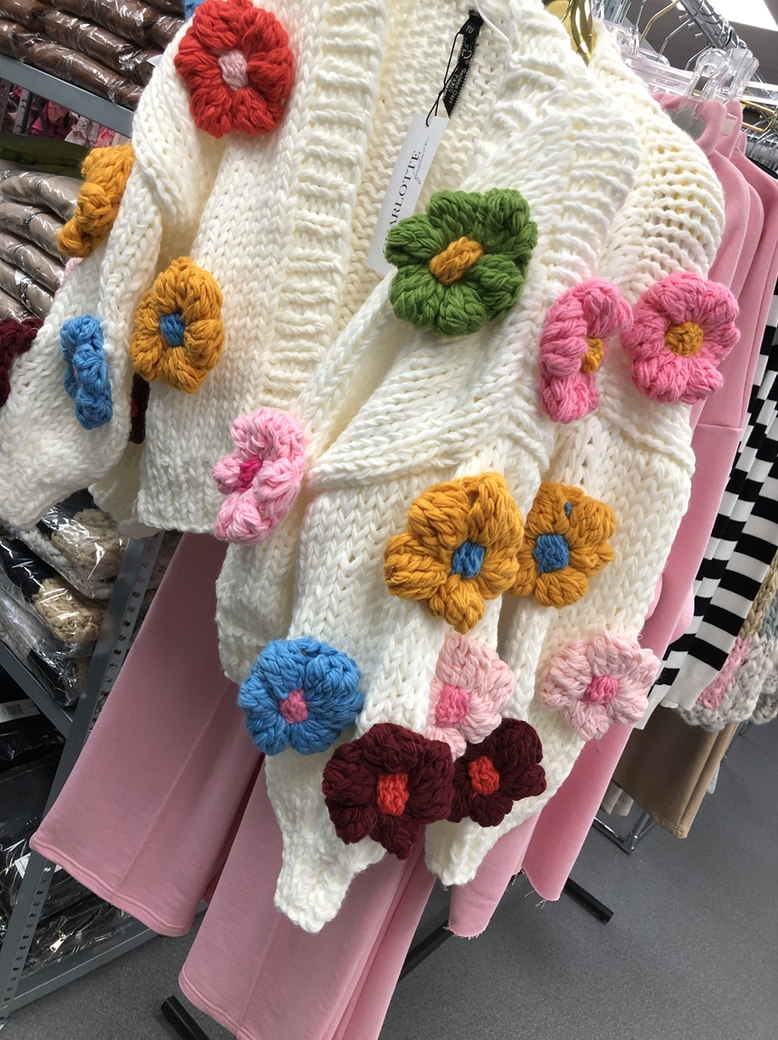 Sweterek ręcznie tkany ecru w kolorowe kwiaty Sanna E206