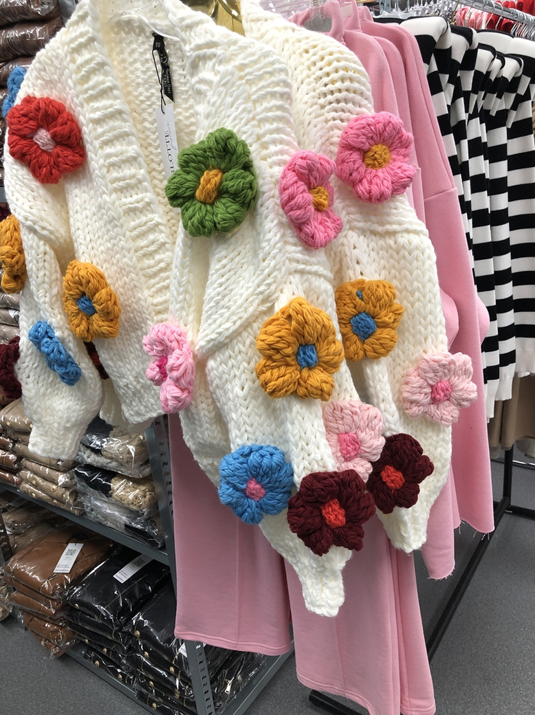 Sweterek ręcznie tkany ecru w kolorowe kwiaty Sanna E206
